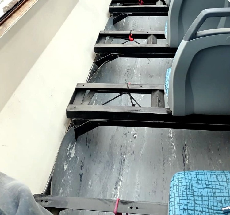 Obra realizada: piso de goma gris jaspeado en embarcación de alto porte tipo catamarán